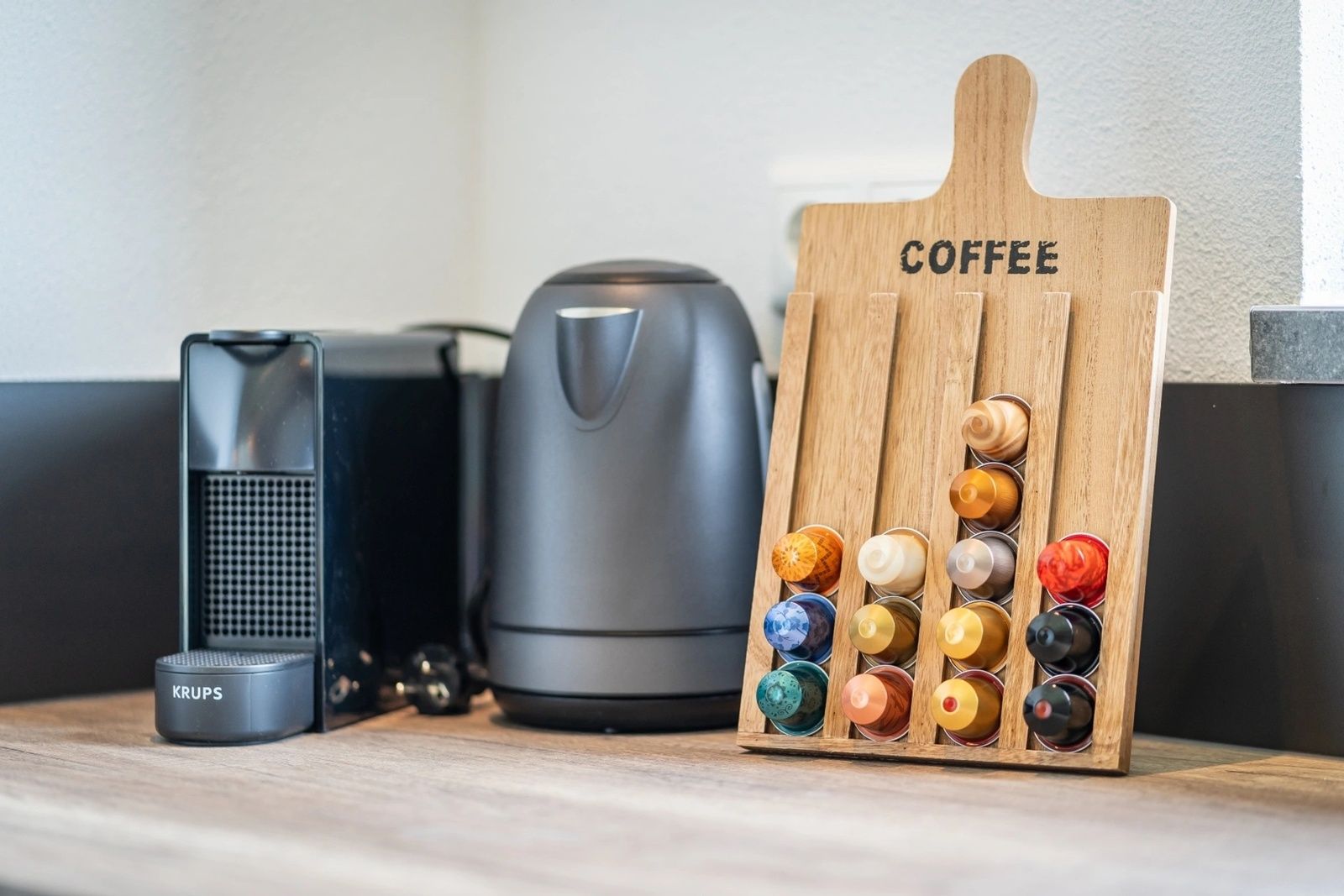 Koffiecorner in Vakantiepark De Koorn-aar Villa, De Dennen Texel met espressoapparaat.