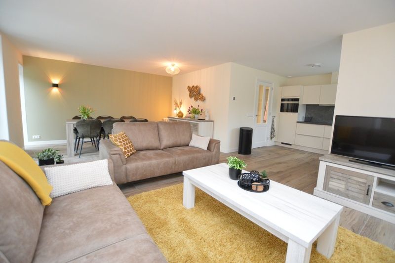 Offener Wohnbereich im Ferienhaus De Nagtegaal 23, De Dennen, Texel, mit moderner Kueche und Sitzecke.