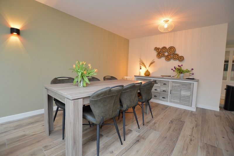 Stilvolles Esszimmer im Ferienhaus De Nagtegaal 23, De Dennen, Texel, fuer gemuetliche Abendessen.