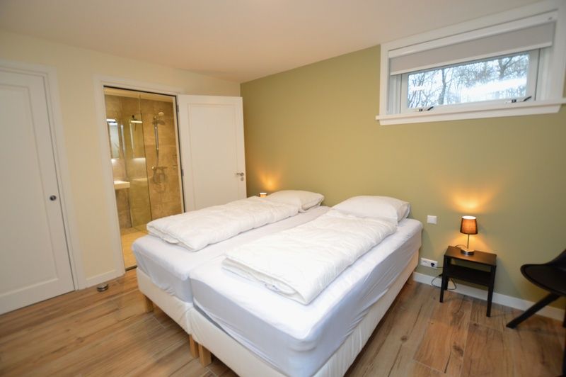 Geraeumiges Schlafzimmer mit eigenem Badezimmer im Ferienhaus De Nagtegaal 23, De Dennen, Texel.