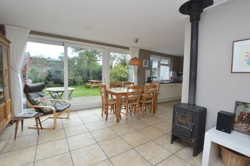Essecke mit Blick auf den Garten im Bungalow Uterste Coogh 78, De Dennen, Texel, Waddeninseln.