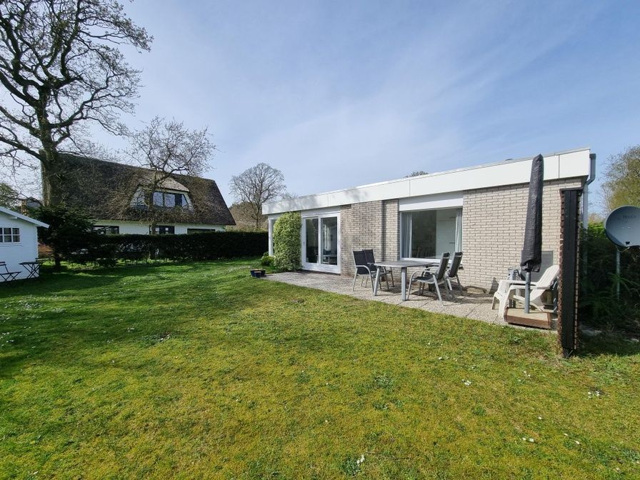 Bungalowpark 't Hoogelandt - Vakantiehuis 'Jubefe' in De Dennen, Texel met ruime tuin en terras voor ontspanning.