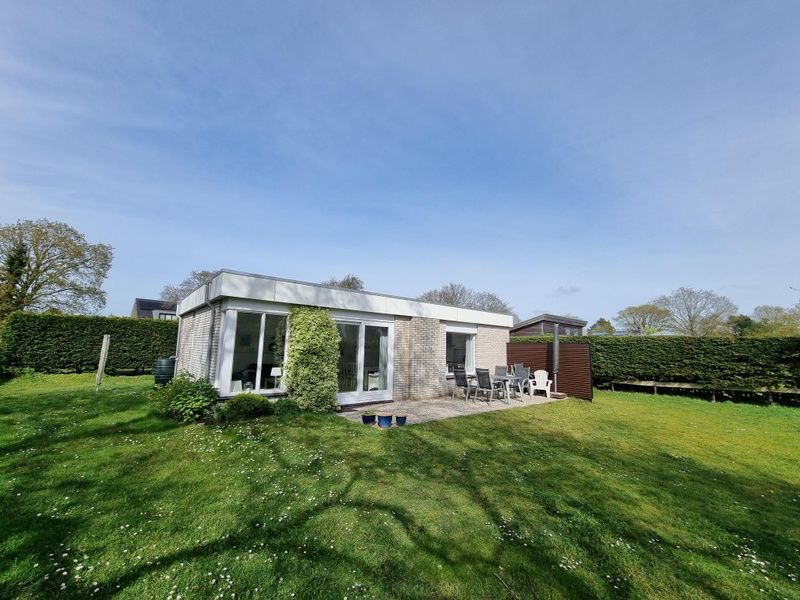 Vakantiehuis 'Jubefe' in De Dennen, Texel biedt een zonnig terras in het Bungalowpark 't Hoogelandt.