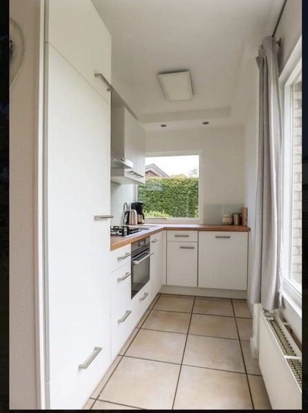 Moderne keuken in Bungalowpark 't Hoogelandt - Vakantiehuis 'Jubefe' te De Dennen, Texel.