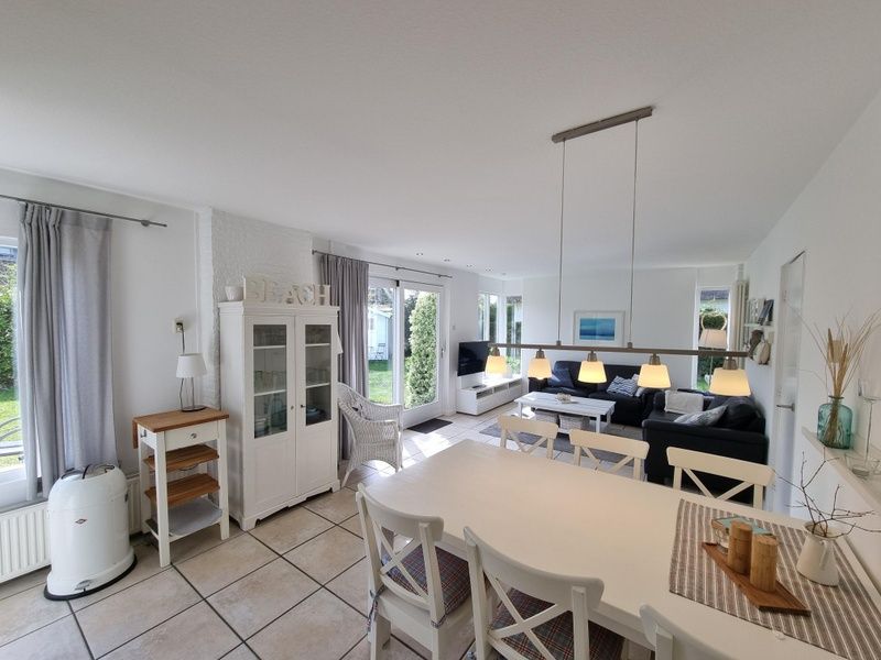 Gezellige eet- en woonkamer in Bungalowpark 't Hoogelandt - Vakantiehuis 'Jubefe', De Dennen, Texel.