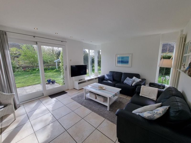 Lichte woonkamer met tuinzicht in Bungalowpark 't Hoogelandt - Vakantiehuis 'Jubefe', Texel.