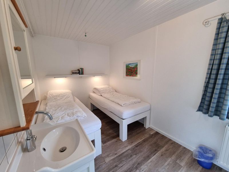 Comfortabele slaapkamer met twee bedden in Bungalowpark 't Hoogelandt - Vakantiehuis 'Jubefe', Texel.