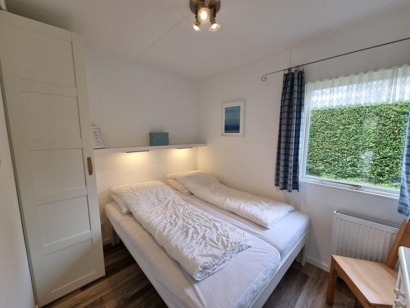 Knusse slaapkamer met tweepersoonsbed in Vakantiehuis 'Jubefe', Bungalowpark 't Hoogelandt, De Dennen, Texel.