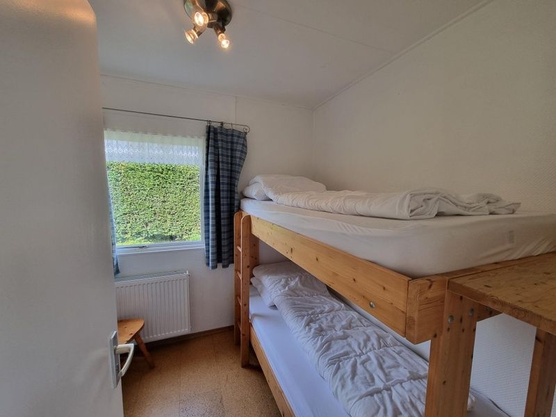Slaapkamer met stapelbedden in Bungalowpark 't Hoogelandt - Vakantiehuis 'Jubefe', De Dennen, Texel.