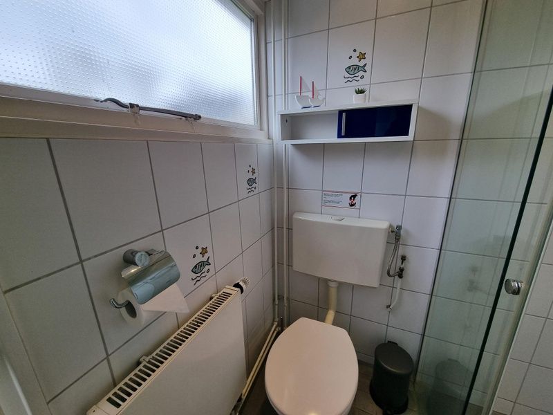 Compacte badkamer in Vakantiehuis 'Jubefe', Bungalowpark 't Hoogelandt, De Dennen, Texel.