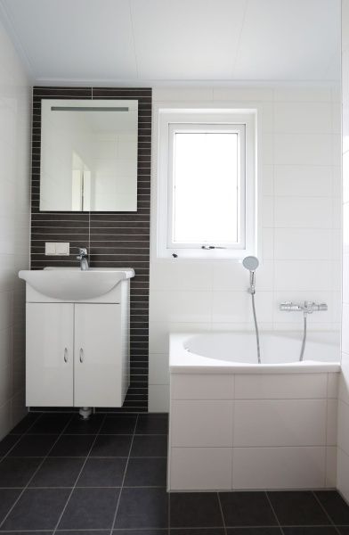 Modernes Badezimmer in Villetta Sauna, De Dennen, Texel mit Badewanne und stilvollem Waschbecken.