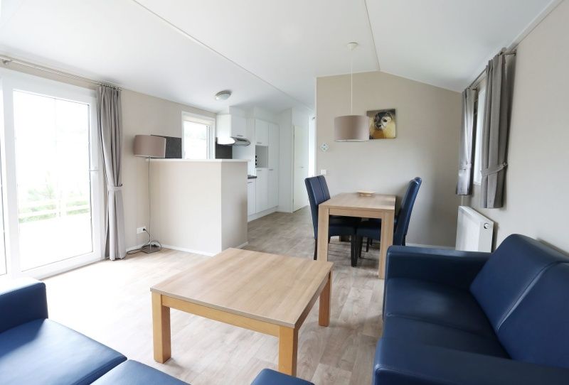 Geraeumiger Wohnbereich in Villetta Sauna, Texel, mit offener Kueche und Essbereich.