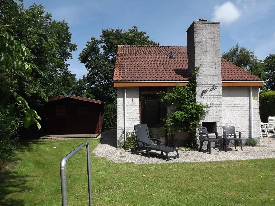 Ferienhaus Gortersmient 330 in De Dennen, Texel mit grossem Garten und sonniger Terrasse.