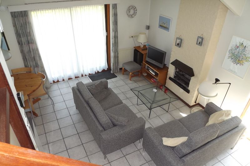 Gemuetliches Wohnzimmer des Ferienhauses Gortersmient 330, Texel mit bequemen Sofas.