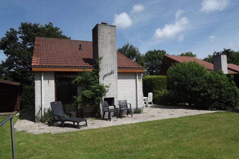 Gruene Umgebung des Ferienhauses Gortersmient 330, Texel mit sonniger Terrasse.