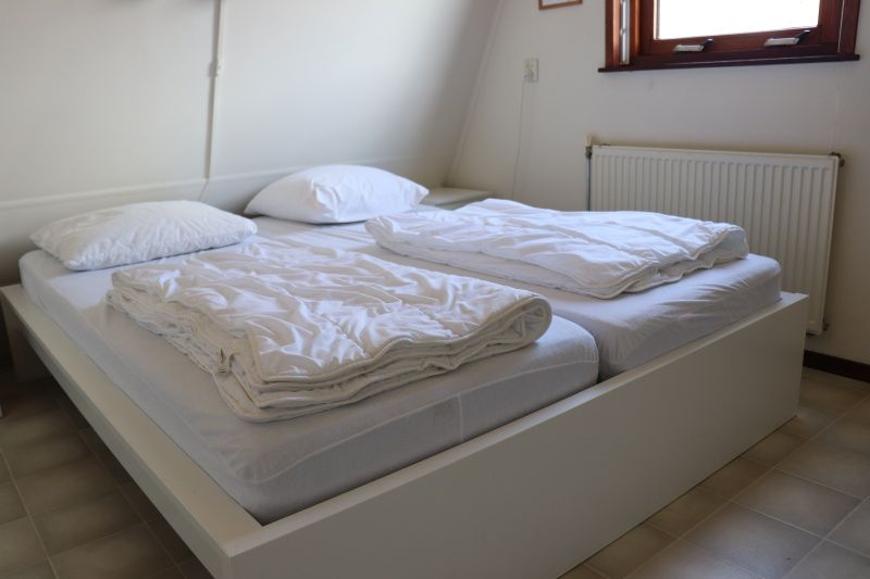Schlafzimmer mit Doppelbett im Ferienhaus Gortersmient 330, De Dennen, Texel.