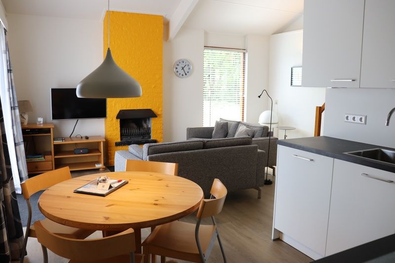 Esszimmer und Kueche im modern eingerichteten Ferienhaus Gortersmient 330, De Dennen, Texel.