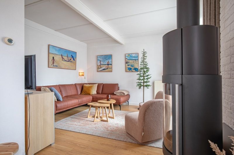Modernes Wohnzimmer im Bungalowpark 't Luwe Land - 7B - De Wijnhof, Ferienhaus in De Dennen, Texel, mit viel Tageslicht.