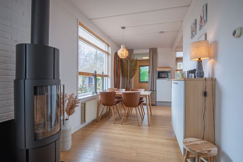 Stilvolle Einrichtung im Wohnzimmer von Bungalowpark 't Luwe Land - 7B - De Wijnhof, Ferienhaus in De Dennen, Texel.