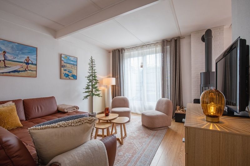 Offener Wohnbereich im Bungalowpark 't Luwe Land - 7B - De Wijnhof, Ferienhaus in De Dennen, Texel, mit Sitzecke und Kueche.