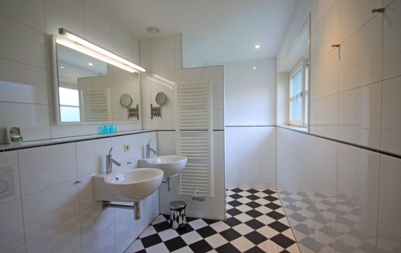 Moderne badkamer in Appartement Bos en Duin 40, De Dennen, Texel, met dubbele wastafel en ruime douche.