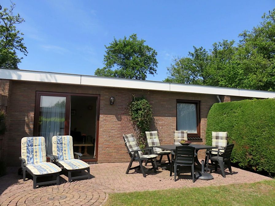 Enjoy the sunny garden at Bungalowpark Uterste Coogh - Bungalow 116 in De Dennen, Texel with comfortable deck chairs.