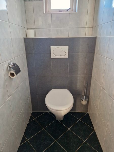 Spacious shower cabin in Bungalowpark Uterste Coogh - Bungalow 116, De Dennen, Texel for a refreshing experience.