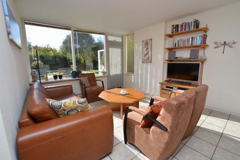 Gemuetliches Wohnzimmer des Ferienhauses de Parel 222 in De Dennen, Texel.