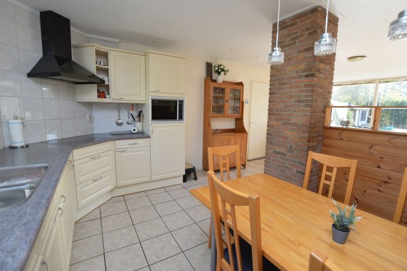 Moderne Kueche mit Esstisch im Ferienhaus de Parel 222, De Dennen, Texel.