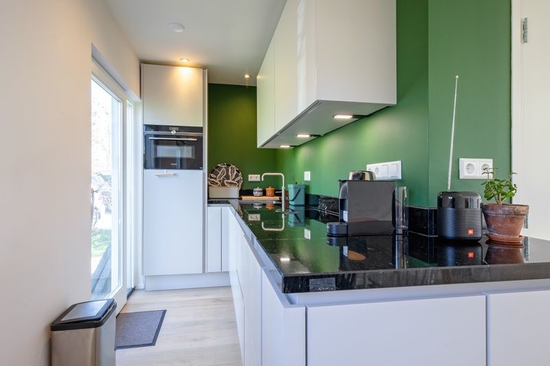 Modern kitchen in Bungalowpark Uterste Coogh - Bungalow 128 - Gerrit, De Dennen, Texel, with sleek finish.