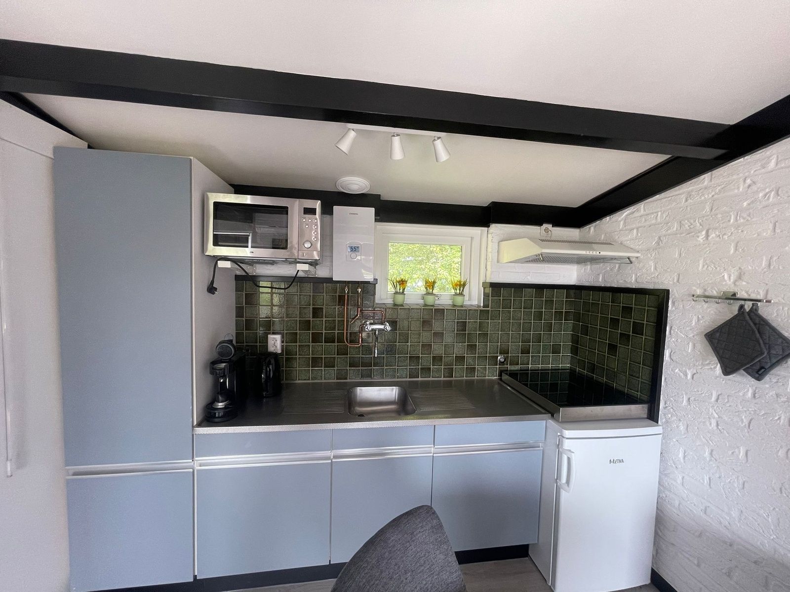 Fully equipped kitchen in Wollewei vacation home, De Dennen, Texel, with modern appliances.