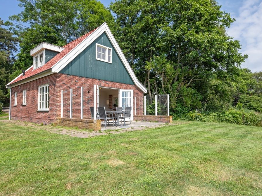 't Mienthuis - De Jonker, vacation home in De Dennen, Texel with spacious garden and terrace, ideal for nature lovers on the Wadden Islands.