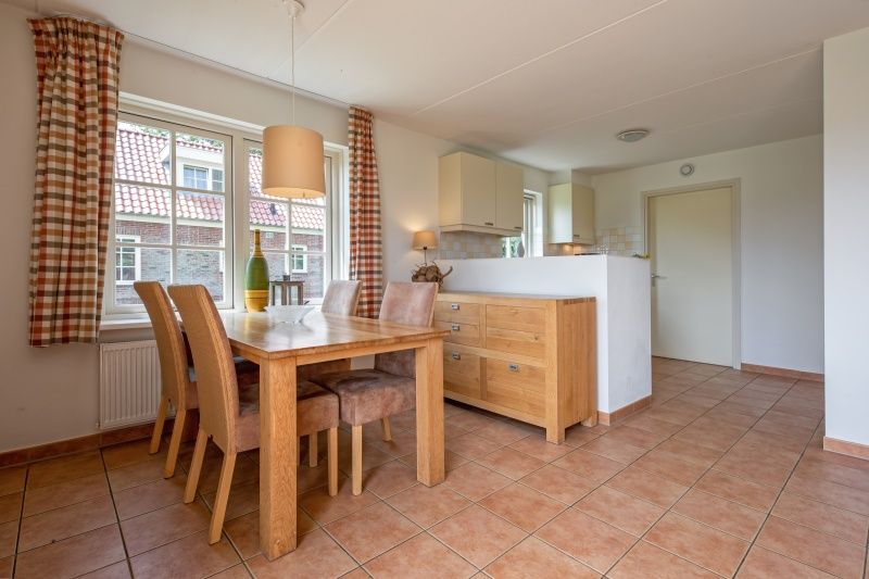 Dining room of 't Mienthuis - De Jonker, vacation home in De Dennen, Texel with lots of light, perfect for family dinners on the Wadden Islands.