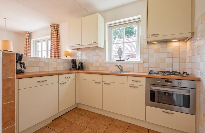Modern kitchen in 't Mienthuis - De Jonker, vacation home on Texel, De Dennen, equipped with all conveniences for a comfortable stay.