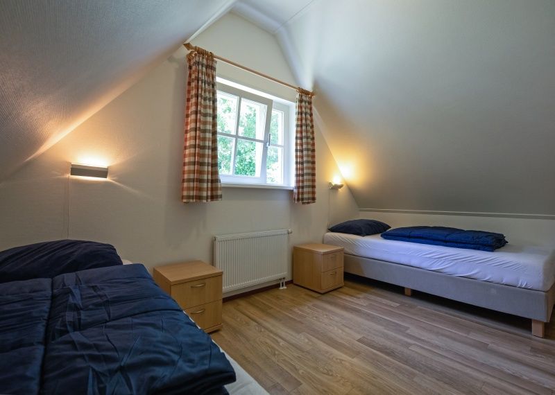 Attractive bedroom with single beds in 't Mienthuis - De Jonker, vacation home on Texel, De Dennen, ideal for families.