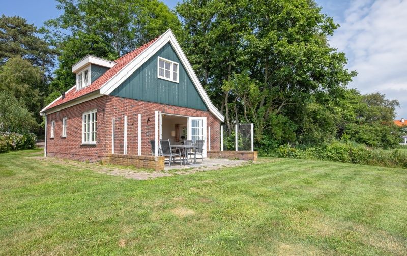 Detached vacation home 't Mienthuis - De Jonker in De Dennen, Texel, surrounded by nature, perfect for a restful vacation on the Wadden Islands.