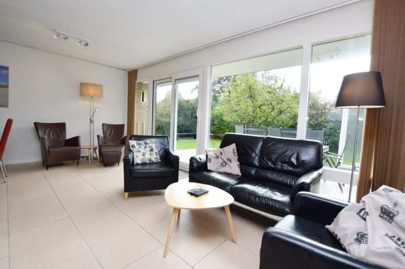 Gemuetliches Wohnzimmer im Ferienhaus Tempelierweg 24, De Dennen, Texel mit Gartenblick.