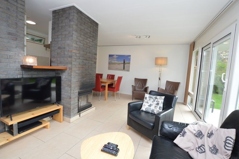 Ferienhaus Tempelierweg 24 in De Dennen, Texel mit modernem Wohn- und Essbereich.