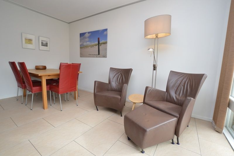 Essecke mit Sesseln im Ferienhaus Tempelierweg 24, De Dennen, Texel.