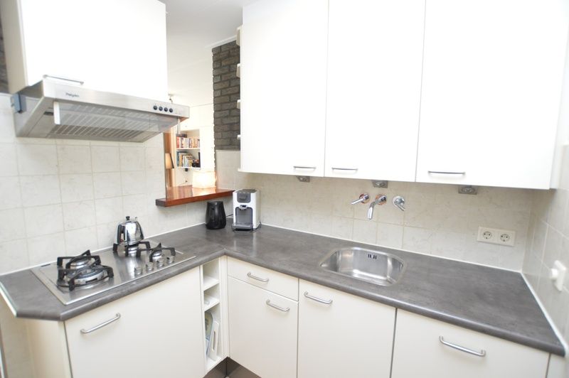 Kompakte Kueche mit Geraeten im Ferienhaus Tempelierweg 24, De Dennen, Texel.