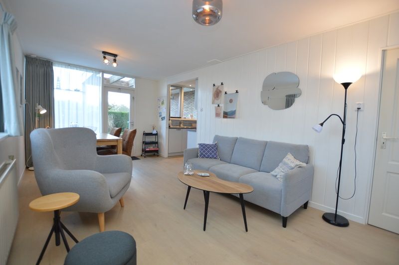 Gemuetliches Wohnzimmer im Bungalow Uterste Coogh 104, De Dennen, Texel, mit bequemer Sitzecke.