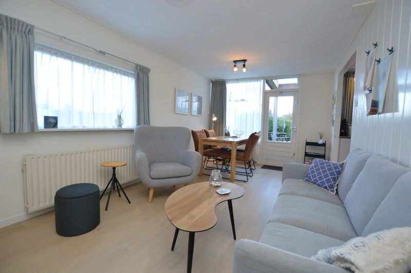 Helles Wohnzimmer des Ferienhauses Uterste Coogh 104, Texel, mit geraeumiger Essecke.