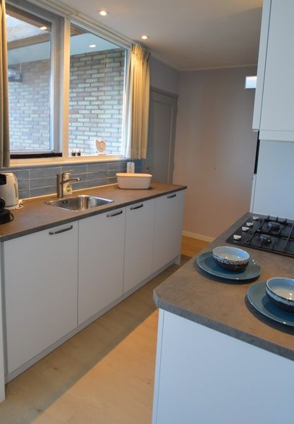 Moderne Kueche im Bungalow Uterste Coogh 104, De Dennen, Texel, mit allen Annehmlichkeiten.