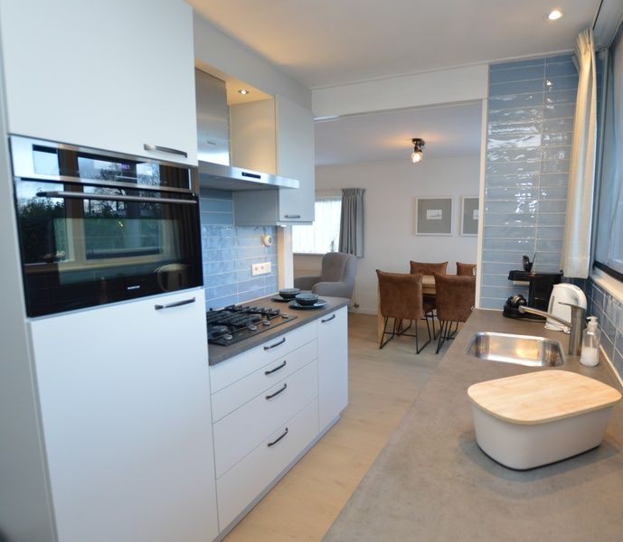 Vollstaendig ausgestattete Kueche im Ferienhaus Uterste Coogh 104, Texel, mit stilvoller Einrichtung.