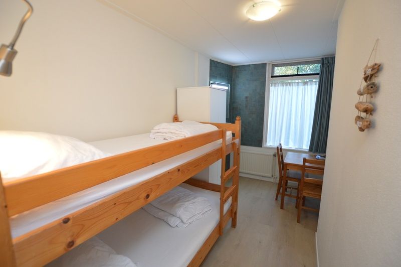 Schlafzimmer mit Etagenbett im Bungalow Uterste Coogh 104, De Dennen, Texel, ideal fuer Kinder.