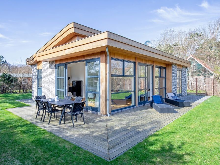 Vakantiehuis De Vlinder in Bungalowpark 't Hoogelandt op Texel biedt een ruime veranda met zitgelegenheid in de natuur van De Dennen.