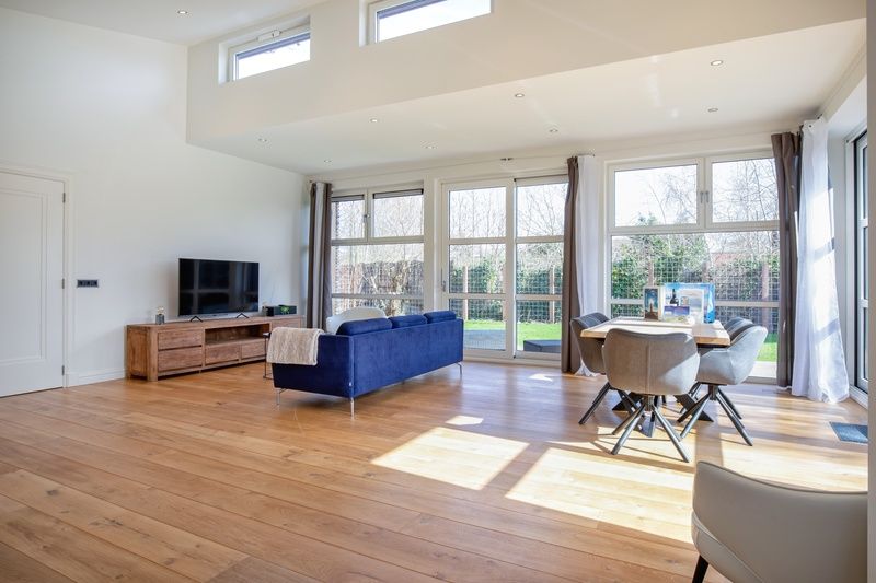 Ruime en lichte binnenruimte van Vakantiehuis De Vlinder in Bungalowpark 't Hoogelandt, gelegen in de serene natuur van De Dennen, Texel.