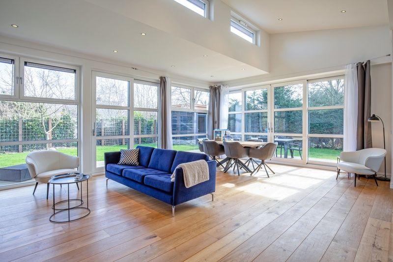 Moderne en gezellige woonkamer van Vakantiehuis De Vlinder in Bungalowpark 't Hoogelandt, met uitzicht op de natuur van De Dennen, Texel.