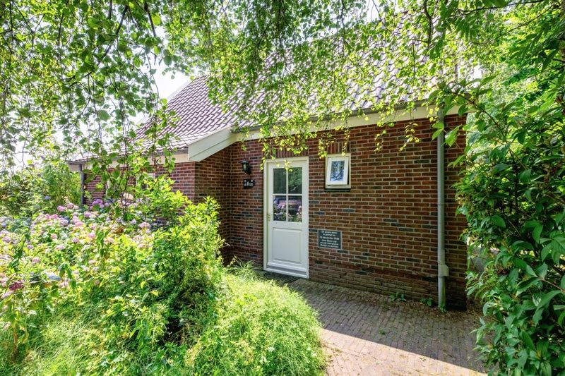 Eingang zu 't Mienthuis - De Prins, Ferienhaus in De Dennen, Texel, umgeben von ueppiger Natur.