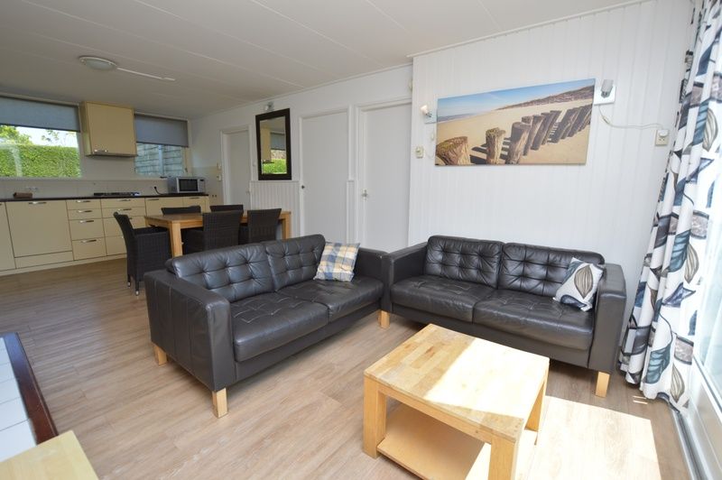 Offenes Wohnzimmer und Kueche im Ferienhaus de Parel 282, De Dennen, Texel, ideal fuer Familientreffen.